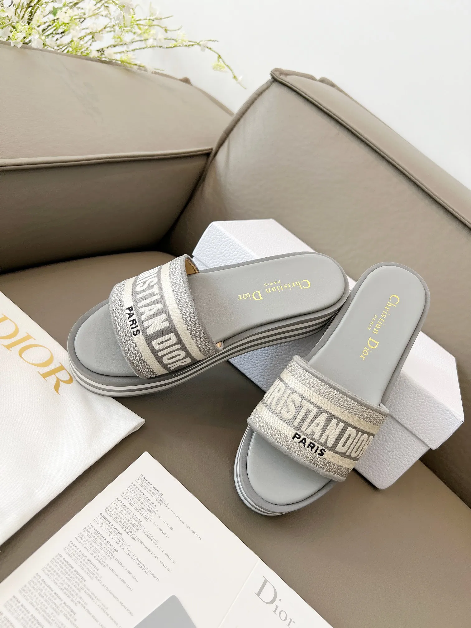 👟👟Ex-factory price 460👟👟 Dior's new spring and summer IVIETA DWAY jelly-colored flat-soled one-slip women's shoes with CD letter logo three-dimensional embroidery thick-soled round-toe open-toe slippers. The original version is developed to be the top version on the market. It feels soft and delicate on the feet and is extremely comfortable. Material: Upper imported raffia electric embroidery high-temperature water-soluble cotton technical fabric + water-dyed cowhide foot lining + original consistent combination outsole Outsole: original outsole Size: 35-42 (40.41.42 custom-made, non-refundable and non-exchangeable)